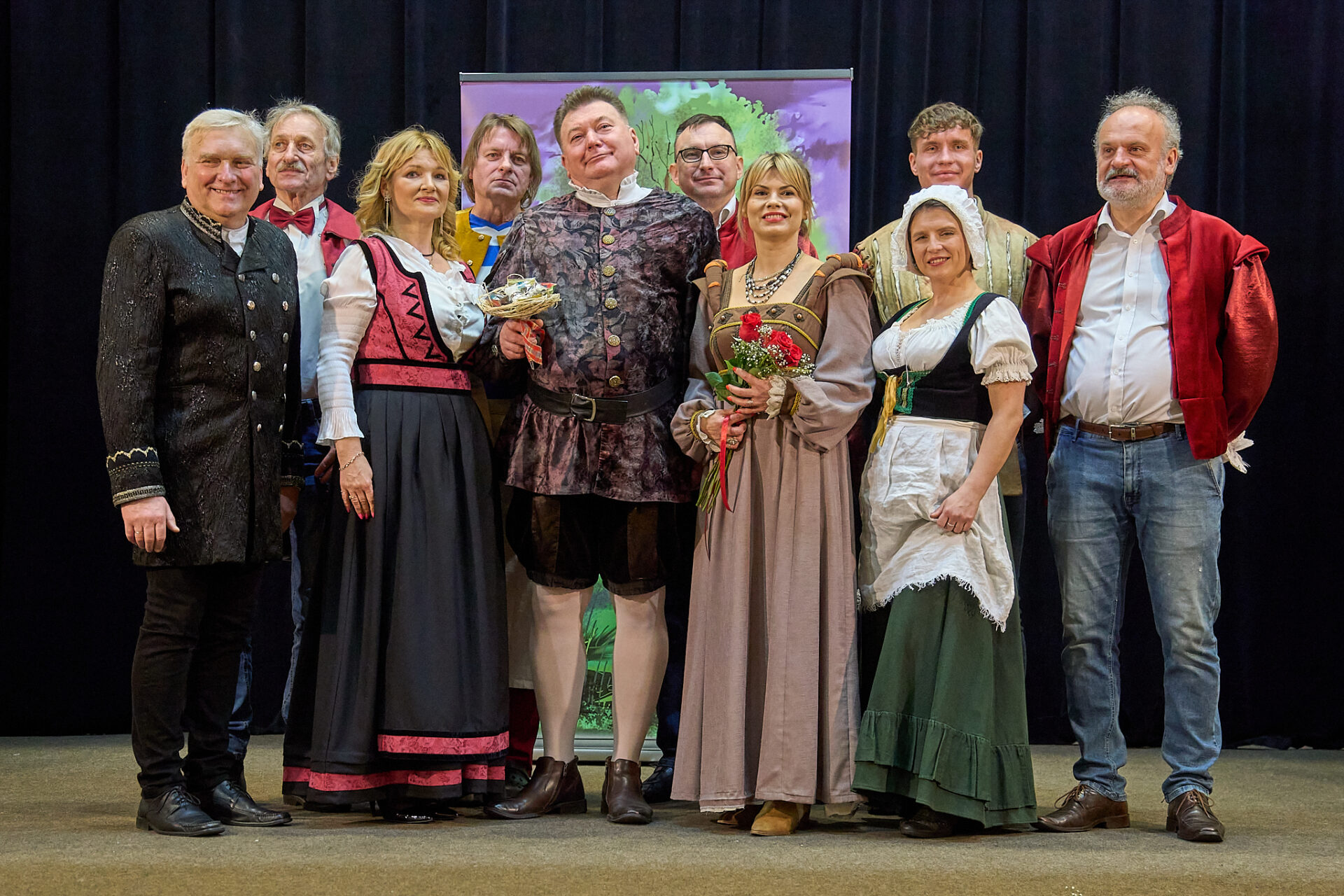 Grupowe zdjęcie Amatorskiego Teatru Towarzyskiego w kostiumach scenicznych.