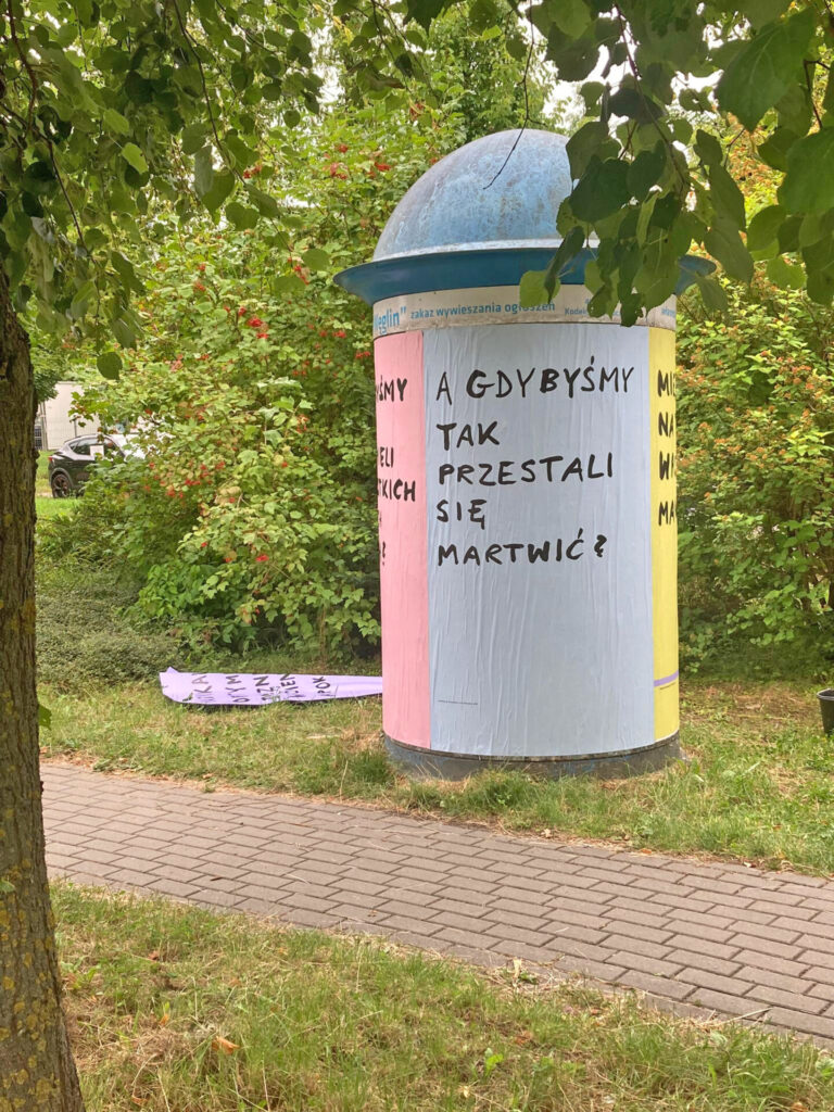 zdjęcie słupa z hasłami wystawy