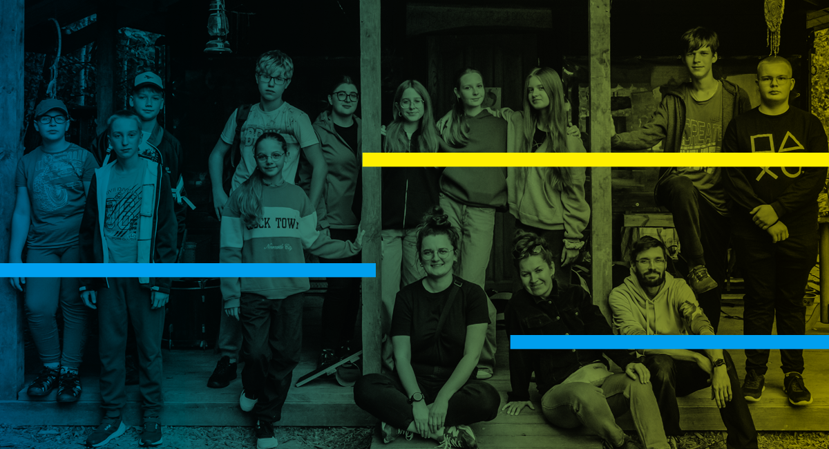 Grafika ze zdjęciem grupowym młodzieży.