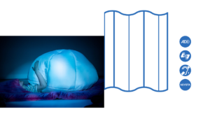 plakat zawierający logotyp sceny otwartej i zdjęcie kobiety przykrytej grubą pufą - kadr ze spektaklu