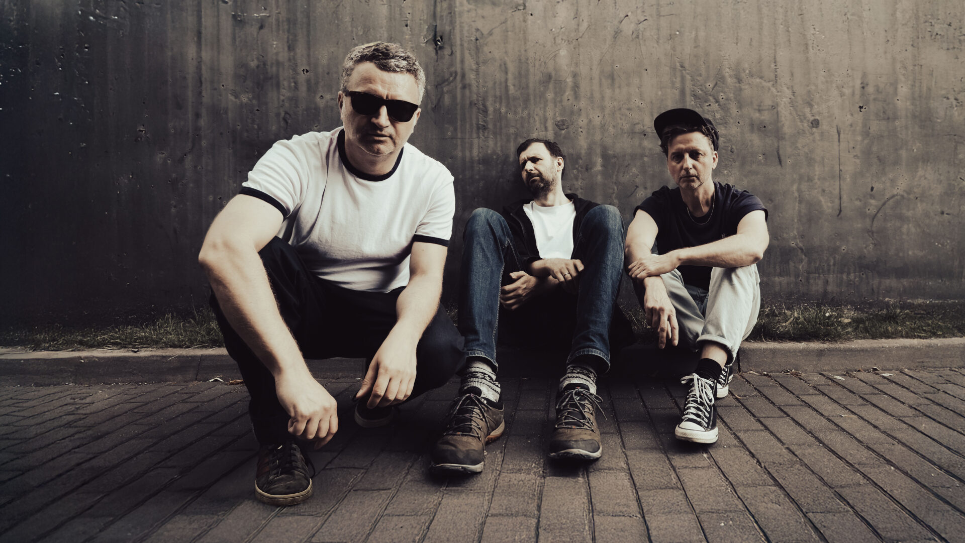 zdjęcie członków zespołu w pozycji siedzącej