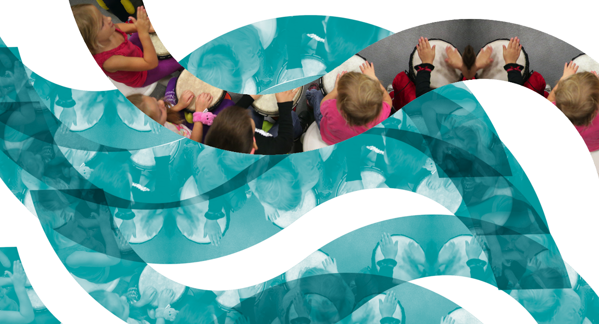 grafika przedstawiająca fale i fragment zdjęcia z zajęć muzycznych na białym tle