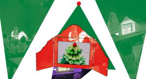 grafika przedstawiająca motyw budki teatralnej na tle zielonego trójkąta symbolizującego choinkę