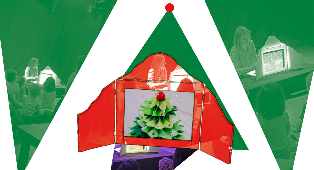 grafika przedstawiająca motyw budki teatralnej na tle zielonego trójkąta symbolizującego choinkę