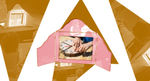 grafika z motywem budki teatralnej i zdjęciem dłoni trzymających drewniany zegar