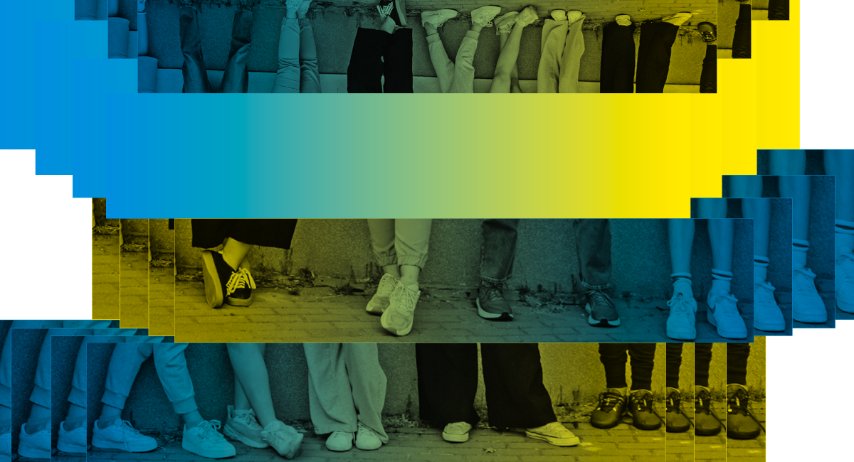 Grafika ze zdjęciem nóg młodych osób.