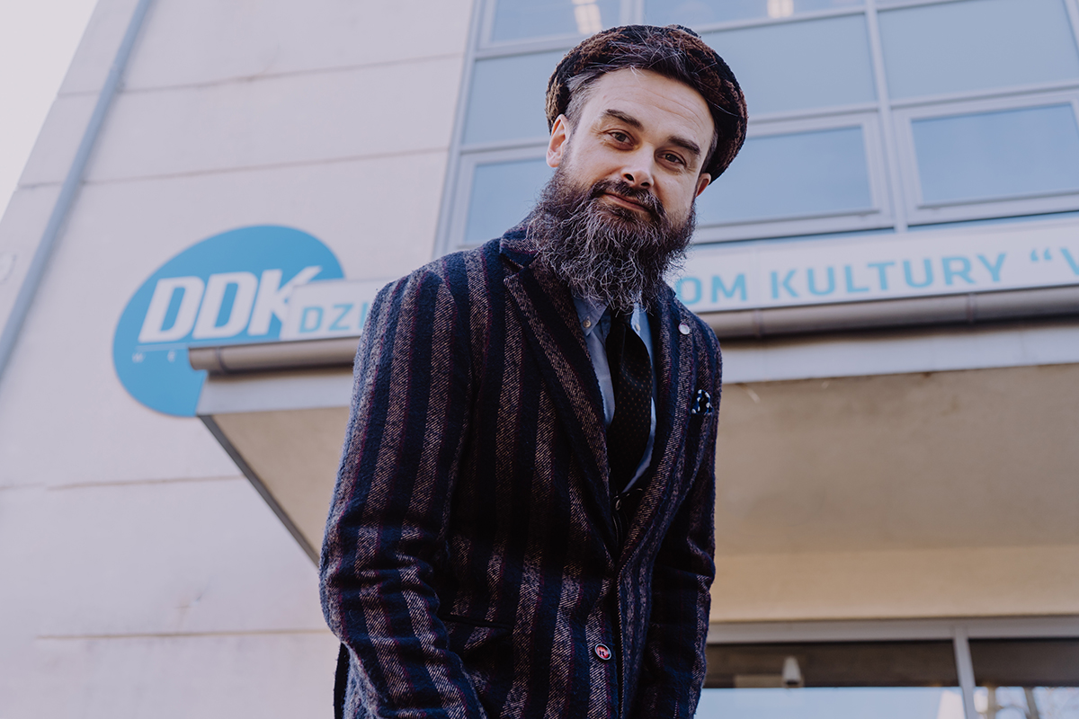 Zdjęcie Franciszka Znamierowskiego przed budynkiem.